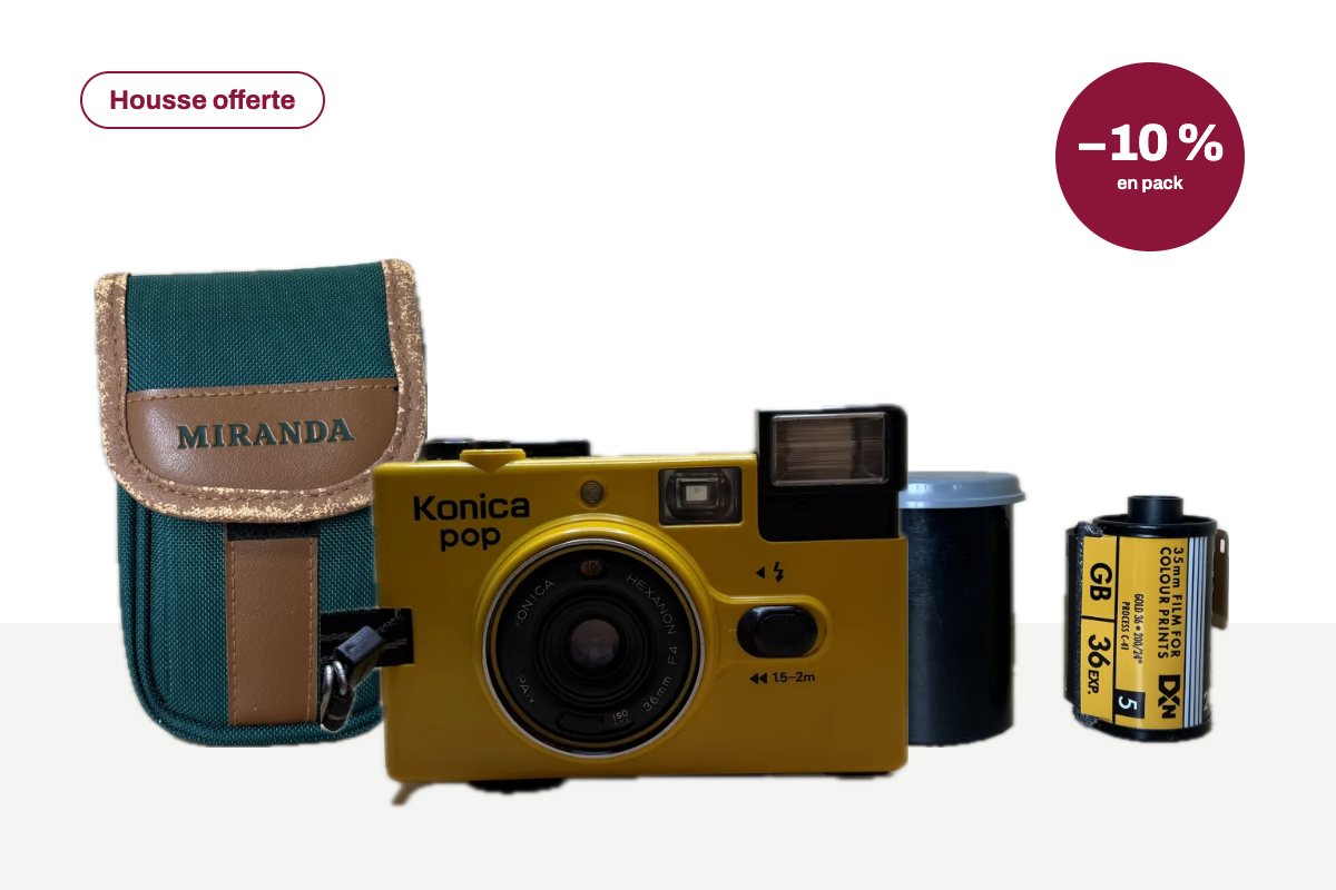 Un compact argentique Konica Pop jaune, une pellicule Kodak Gold et une housse verte Miranda