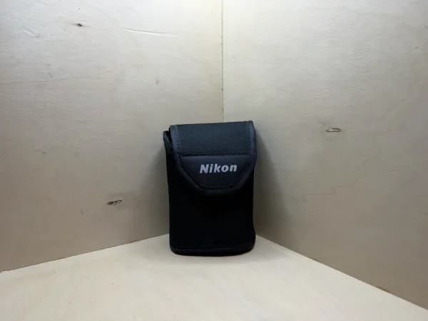 Housse Nikon noire pour compact numérique – Nylon, rabat auto-agrippant et passant ceinture