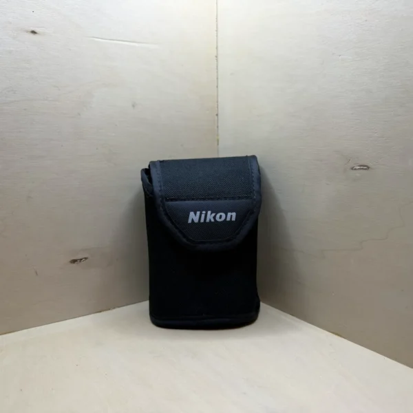 Housse Nikon noire pour compact numérique – Nylon, rabat auto-agrippant et passant ceinture