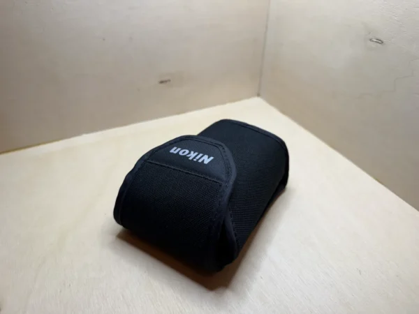 Housse Nikon noire pour compact numérique – Nylon, rabat auto-agrippant et passant ceinture