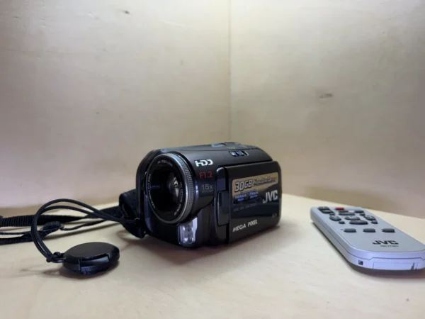 JVC Everio GZ-MG50E digital camcorder – 30 GB hard drive, 15x zoom f/1.2 – Remote control and accessories Caméscope numérique JVC Everio GZ-MG50E – Disque dur 30 Go, zoom 15x f/1.2 – Télécommande et accessoires