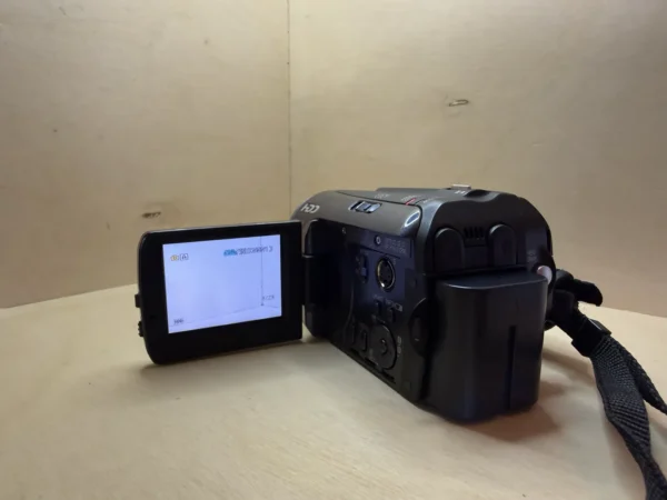 JVC Everio GZ-MG50E digital camcorder – 30 GB hard drive, 15x zoom f/1.2 – Remote control and accessories Caméscope numérique JVC Everio GZ-MG50E – Disque dur 30 Go, zoom 15x f/1.2 – Télécommande et accessoires
