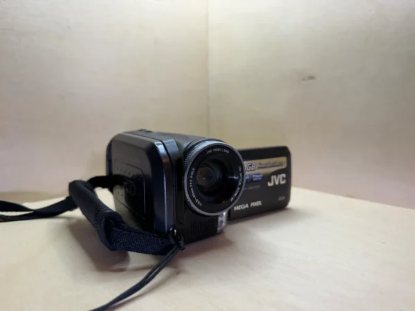 JVC Everio GZ-MG50E digital camcorder – 30 GB hard drive, 15x zoom f/1.2 – Remote control and accessories Caméscope numérique JVC Everio GZ-MG50E – Disque dur 30 Go, zoom 15x f/1.2 – Télécommande et accessoires
