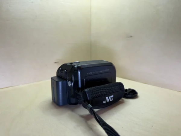 JVC Everio GZ-MG50E digital camcorder – 30 GB hard drive, 15x zoom f/1.2 – Remote control and accessories Caméscope numérique JVC Everio GZ-MG50E – Disque dur 30 Go, zoom 15x f/1.2 – Télécommande et accessoires