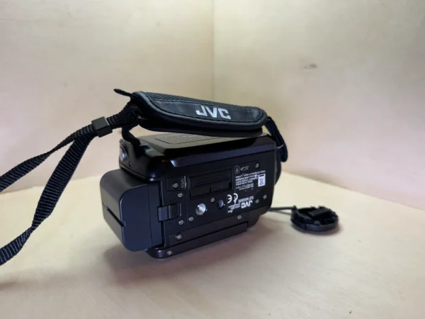 JVC Everio GZ-MG50E digital camcorder – 30 GB hard drive, 15x zoom f/1.2 – Remote control and accessories Caméscope numérique JVC Everio GZ-MG50E – Disque dur 30 Go, zoom 15x f/1.2 – Télécommande et accessoires