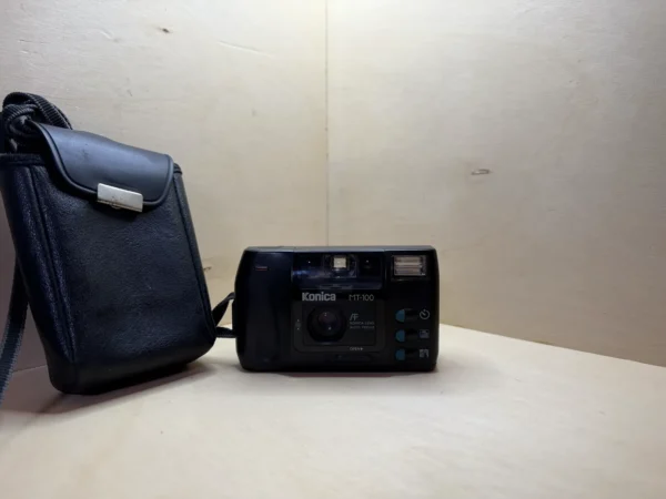 Konica MT-100 compact film camera – Autofocus, 34mm f/4.5, built-in flash – With case Appareil argentique compact Konica MT-100 – Autofocus, 34mm f/4.5, flash intégré – Avec étui