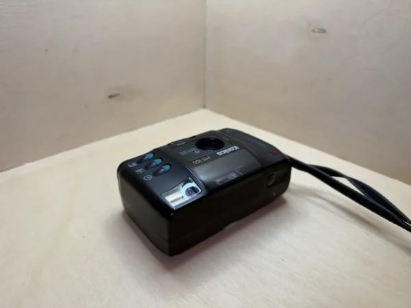 Konica MT-100 compact film camera – Autofocus, 34mm f/4.5, built-in flash – With case Appareil argentique compact Konica MT-100 – Autofocus, 34mm f/4.5, flash intégré – Avec étui
