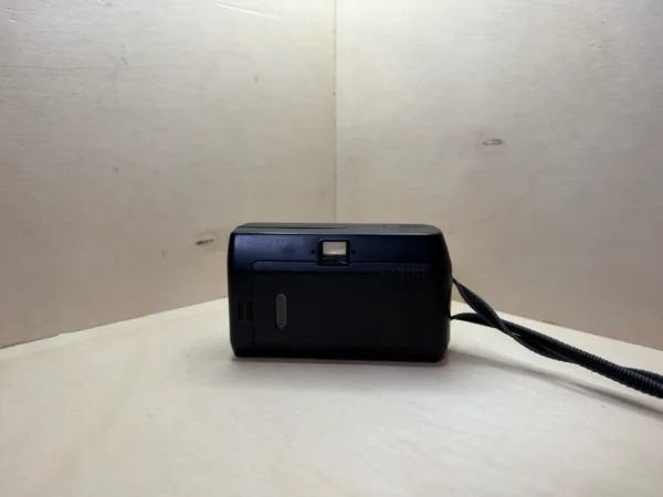 Konica MT-100 compact film camera – Autofocus, 34mm f/4.5, built-in flash – With case Appareil argentique compact Konica MT-100 – Autofocus, 34mm f/4.5, flash intégré – Avec étui