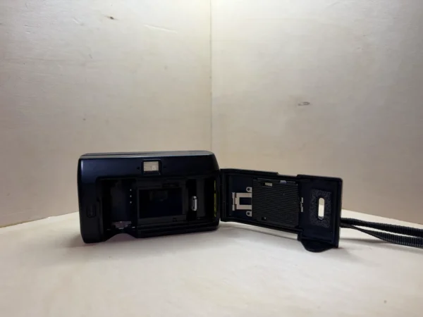 Konica MT-100 compact film camera – Autofocus, 34mm f/4.5, built-in flash – With case Appareil argentique compact Konica MT-100 – Autofocus, 34mm f/4.5, flash intégré – Avec étui