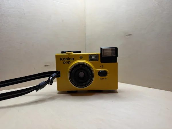 Appareil Argentique Compact Konica Pop – Hexanon 36mm f/4, Flash Intégré – Jaune