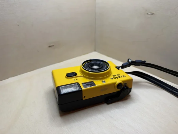 Appareil Argentique Compact Konica Pop – Hexanon 36mm f/4, Flash Intégré – Jaune