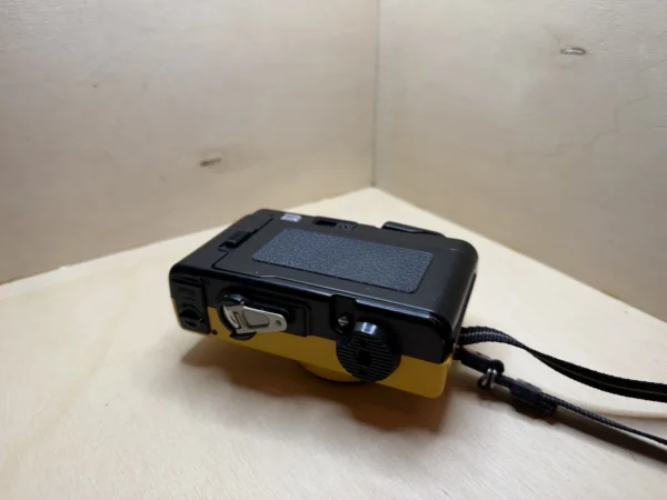 Appareil Argentique Compact Konica Pop – Hexanon 36mm f/4, Flash Intégré – Jaune