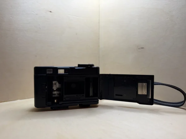 Appareil Argentique Compact Konica Pop – Hexanon 36mm f/4, Flash Intégré – Jaune