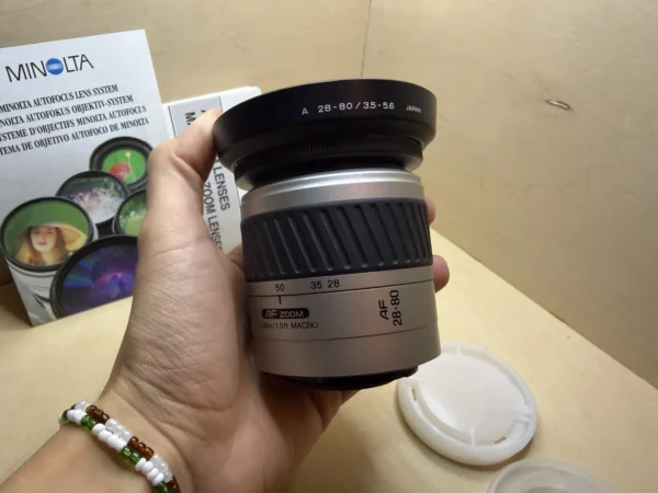 Objectif Minolta AF Zoom 28-80mm f/3.5-5.6 II – Monture A, Argent – Avec Pare-Soleil et Notices