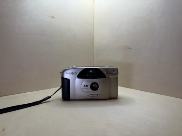 Minolta F25 Autoflash compact film camera – 33mm, fixed focus, built-in flash – Silver Appareil argentique compact Minolta F25 Autoflash – 33mm, mise au point fixe, flash intégré – Argent