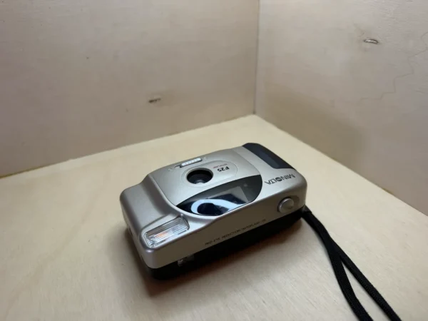Minolta F25 Autoflash compact film camera – 33mm, fixed focus, built-in flash – Silver Appareil argentique compact Minolta F25 Autoflash – 33mm, mise au point fixe, flash intégré – Argent