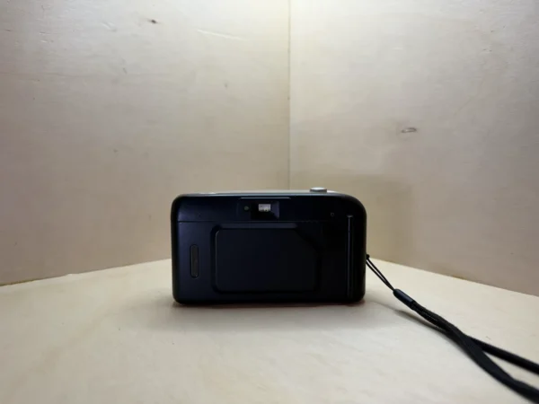 Minolta F25 Autoflash compact film camera – 33mm, fixed focus, built-in flash – Silver Appareil argentique compact Minolta F25 Autoflash – 33mm, mise au point fixe, flash intégré – Argent