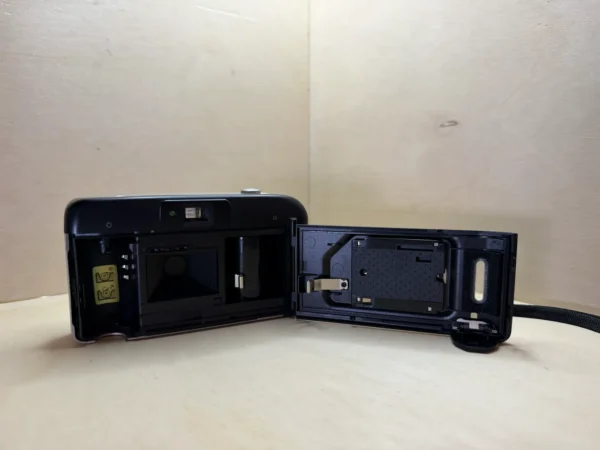 Minolta F25 Autoflash compact film camera – 33mm, fixed focus, built-in flash – Silver Appareil argentique compact Minolta F25 Autoflash – 33mm, mise au point fixe, flash intégré – Argent