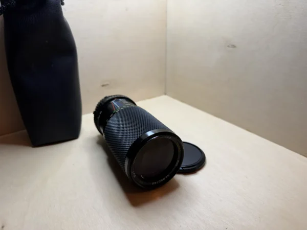 Sun Zoom MC Macro 80-200mm f/4.5 telephoto lens – Minolta MD mount – Pouch and caps Téléobjectif Sun Zoom MC Macro 80-200mm f/4.5 – Monture Minolta MD – Pochette et bouchons