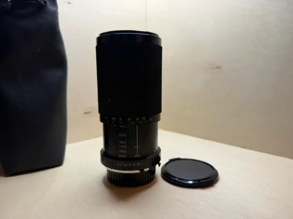 Sun Zoom MC Macro 80-200mm f/4.5 telephoto lens – Minolta MD mount – Pouch and caps Téléobjectif Sun Zoom MC Macro 80-200mm f/4.5 – Monture Minolta MD – Pochette et bouchons