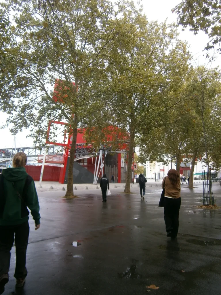 Allée mouillée du parc de la Villette, folies rouges au fond, photo Olympus VG-120