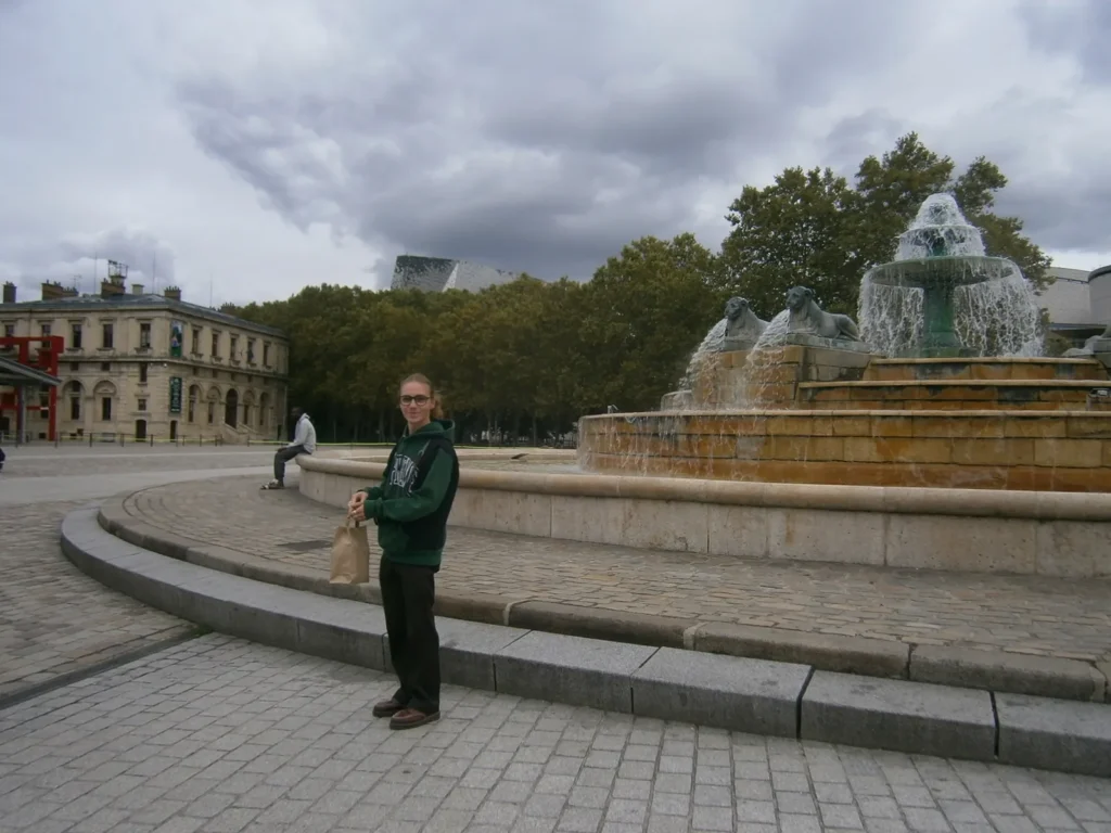 Portrait au grand-angle devant la fontaine aux lions de Nubie, photo Olympus VG-120