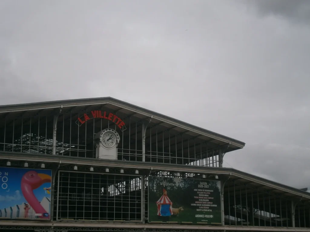 La Grande Halle de la Villette et son horloge sous un ciel gris, photo Olympus VG-120