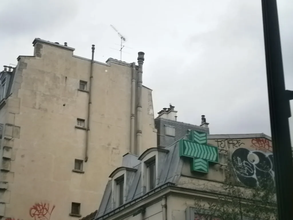 Immeuble parisien et croix de pharmacie verte, photo prise avec l'Olympus VG-120