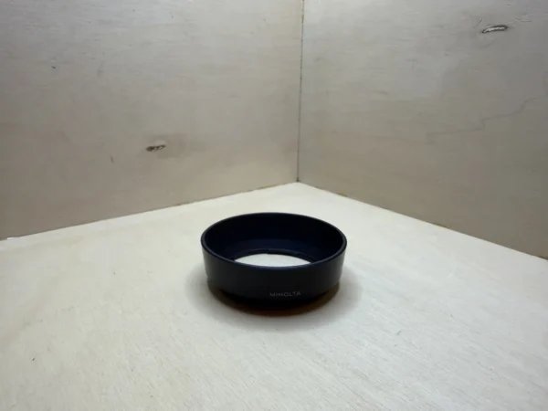 Original Minolta Lens Hood for AF Zoom 35-80mm f/4-5.6 – A Mount Pare-Soleil d'Origine Minolta pour AF Zoom 35-80mm f/4-5.6 – Monture A