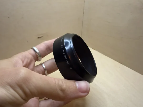 Original Minolta Lens Hood for AF Zoom 35-80mm f/4-5.6 – A Mount Pare-Soleil d'Origine Minolta pour AF Zoom 35-80mm f/4-5.6 – Monture A