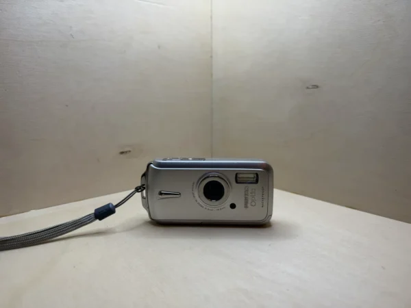 Pentax Optio W10 waterproof digital compact camera – 6 MP, 3x zoom – Silver Appareil photo numérique compact étanche Pentax Optio W10 – 6 Mpx, zoom 3x – Argent