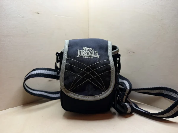 Petite Sacoche Photo Lonsdale London – Bandoulière et Passant Ceinture – Noir et Gris Petite Sacoche Photo Lonsdale London – Bandoulière et Passant Ceinture – Noir et Gris