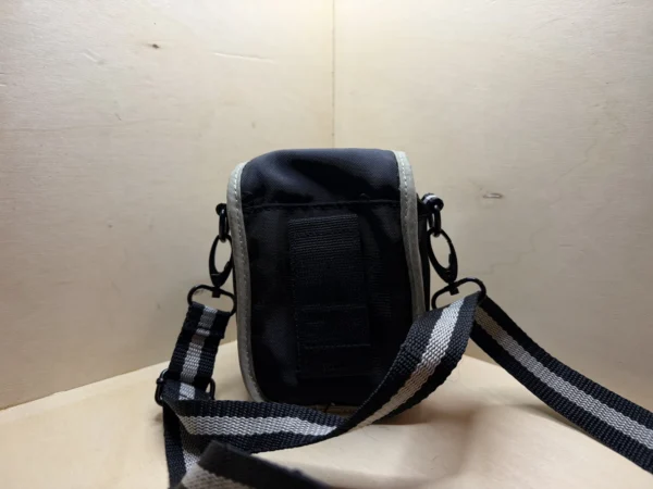 Petite Sacoche Photo Lonsdale London – Bandoulière et Passant Ceinture – Noir et Gris Petite Sacoche Photo Lonsdale London – Bandoulière et Passant Ceinture – Noir et Gris