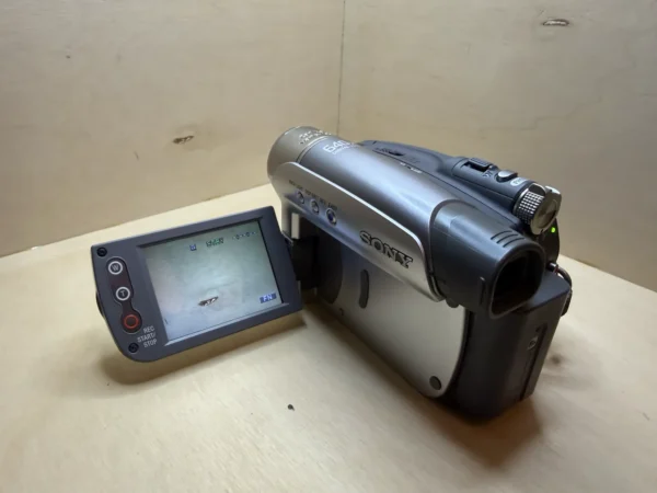 Sony Handycam DCR-HC23E digital camcorder – Mini DV, 20x Carl Zeiss zoom – Complete in box Caméscope numérique Sony Handycam DCR-HC23E – Mini DV, zoom 20x Carl Zeiss – Complet en boîte
