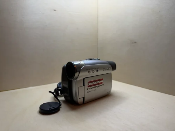 Sony Handycam DCR-HC23E digital camcorder – Mini DV, 20x Carl Zeiss zoom – Complete in box Caméscope numérique Sony Handycam DCR-HC23E – Mini DV, zoom 20x Carl Zeiss – Complet en boîte