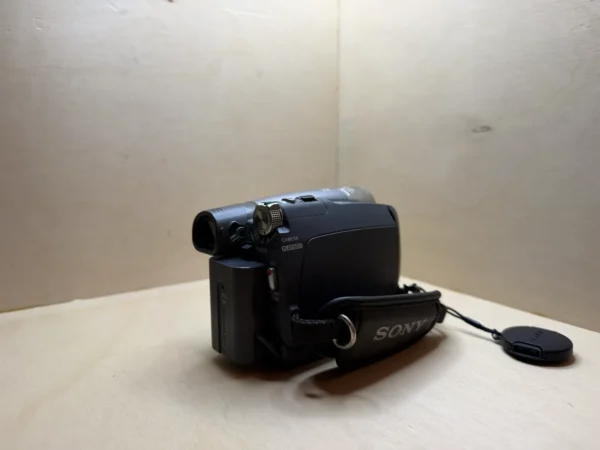 Sony Handycam DCR-HC23E digital camcorder – Mini DV, 20x Carl Zeiss zoom – Complete in box Caméscope numérique Sony Handycam DCR-HC23E – Mini DV, zoom 20x Carl Zeiss – Complet en boîte