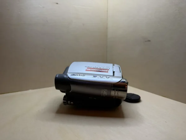 Sony Handycam DCR-HC23E digital camcorder – Mini DV, 20x Carl Zeiss zoom – Complete in box Caméscope numérique Sony Handycam DCR-HC23E – Mini DV, zoom 20x Carl Zeiss – Complet en boîte