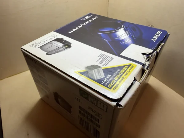 Sony Handycam DCR-HC23E digital camcorder – Mini DV, 20x Carl Zeiss zoom – Complete in box Caméscope numérique Sony Handycam DCR-HC23E – Mini DV, zoom 20x Carl Zeiss – Complet en boîte