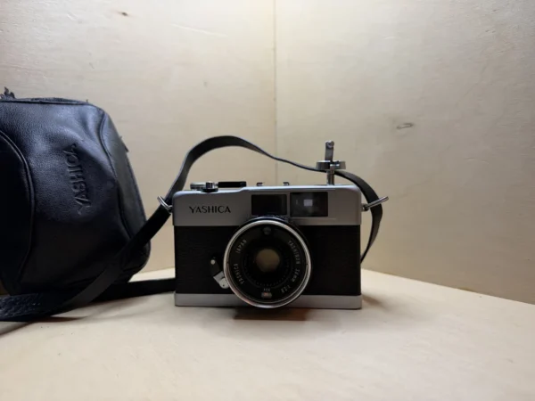 Appareil Argentique Compact Yashica 35-ME – Yashinon 38mm f/2.8 – Avec Étui Yashica Appareil Argentique Compact Yashica 35-ME – Yashinon 38mm f/2.8 – Avec Étui Yashica